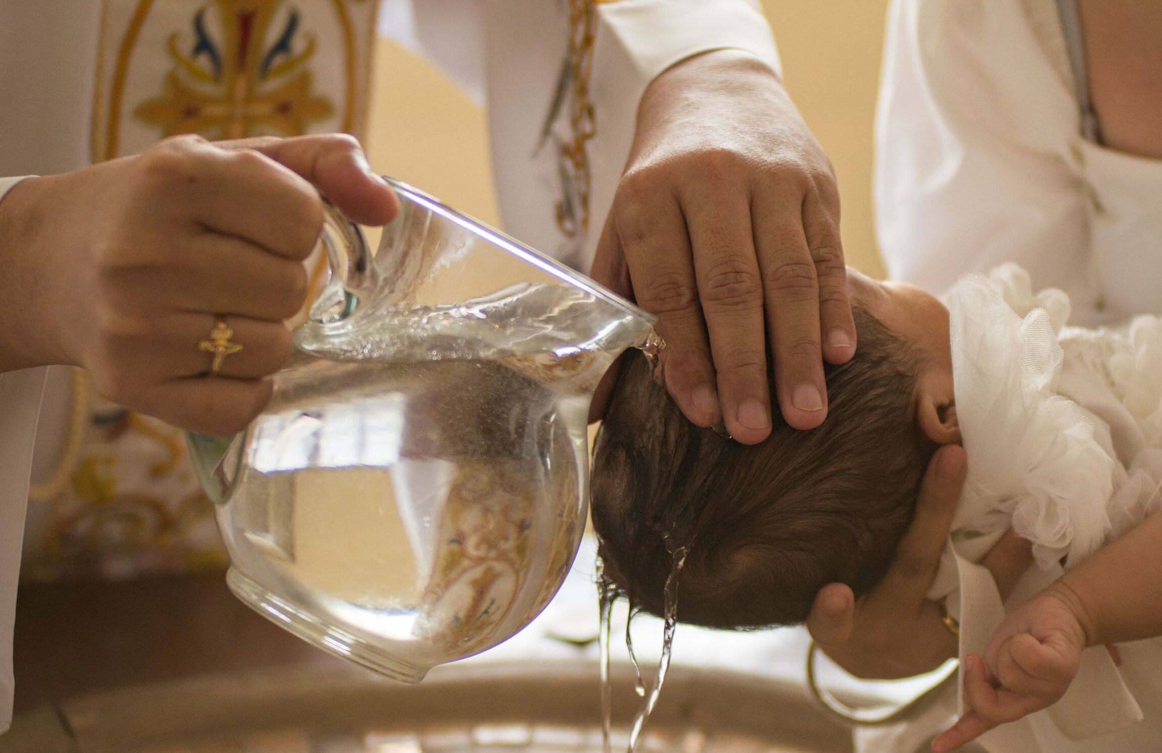 Ein Kind wird getauft
